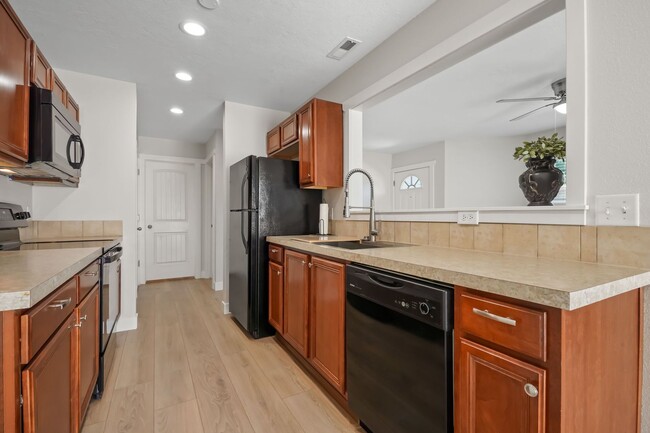 Foto del edificio - UPDATED 2BD/2BA TOWNHOME WITH POOL!