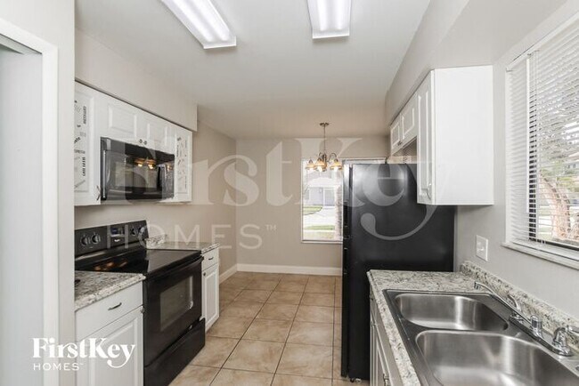 Foto del edificio - 730 White Pine Ave