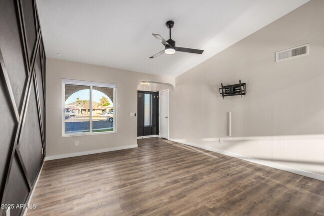 Foto del edificio - 421 E Wickieup Ln