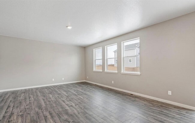 Building Photo - Spacious 5-Bedroom Home Including All Appl...