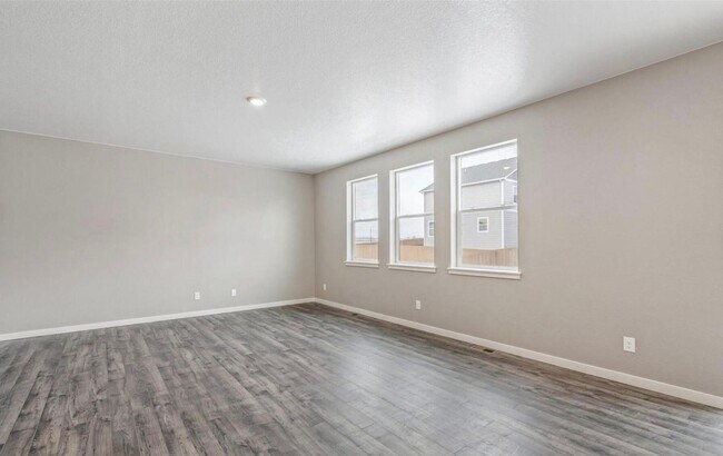 Foto del edificio - Spacious 5-Bedroom Home Including All Appl...