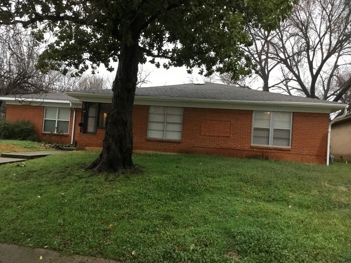 Primary Photo - 105 E Vilbig St