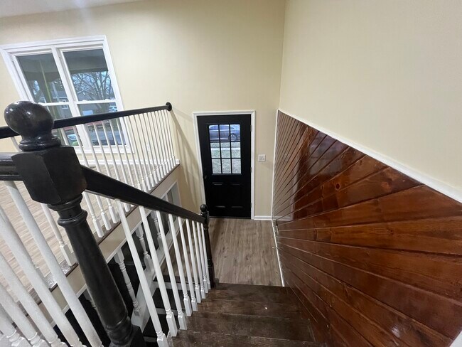 Building Photo - 207 Tallman Ave