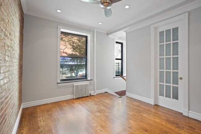 Building Photo - 346 E 18th St