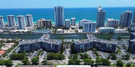 Building Photo - 1000 Parkview Dr