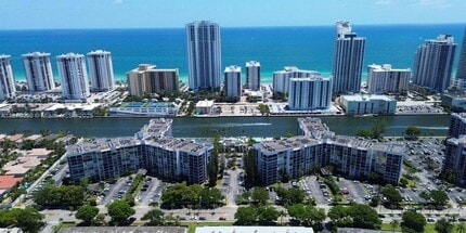 Building Photo - 1000 Parkview Dr