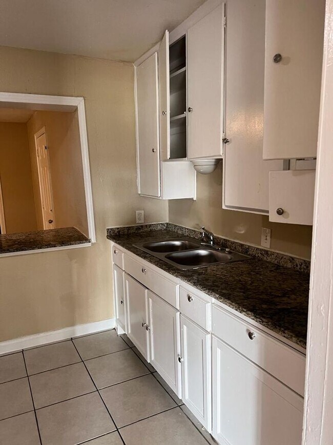 Foto del edificio - Completely Renovated, huge back yard and close to everything!