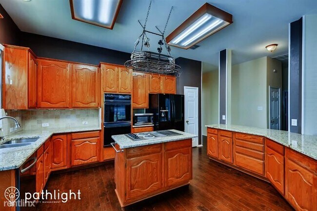 Building Photo - 4 br, 2 bath House - 968 Silverthorne Trai...