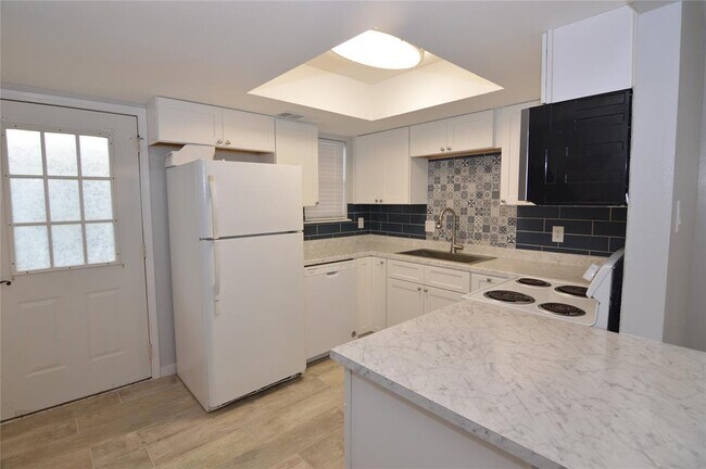 Foto del edificio - 8912 Circle Dr