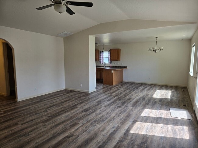 Building Photo - For Rent: 3 Bed, 2 Bath Home in Magic Vall...