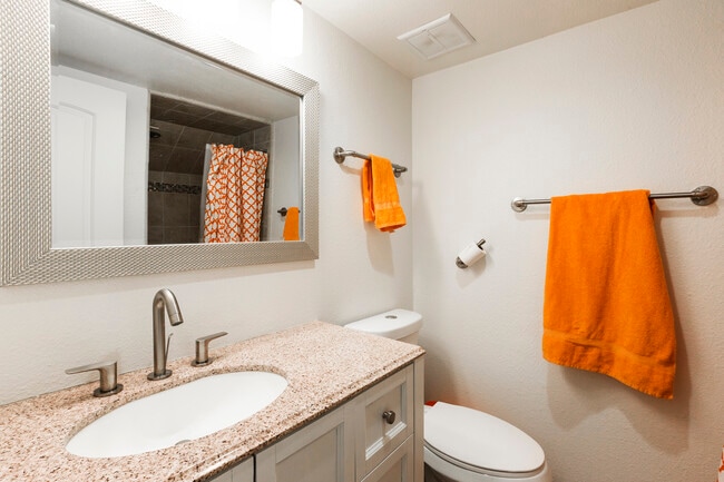 Baño 3/4 en la planta baja - 36 Racquet Club Dr