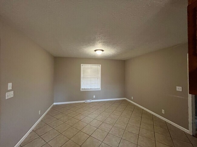 Building Photo - 3 Bedrooms, 1.5 Bathrooms - Home in Armuchee!