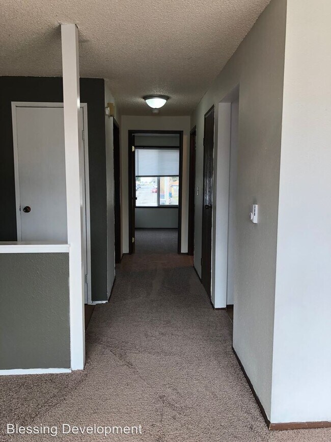 Building Photo - 2 br, 1 bath Apartment - 404 27th St SE