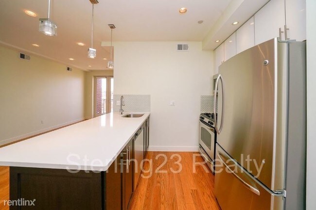 Building Photo - 2740 Hoyt Ave S