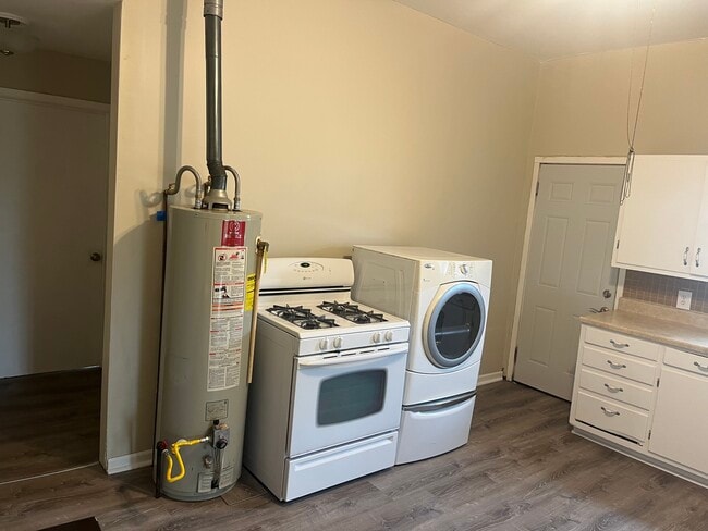 Building Photo - 212 W 5th St