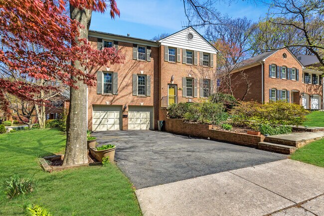 Foto del edificio - 4 Bed 4.5 Bath - Bethesda  Single Family Colonial - 2 Car Garage