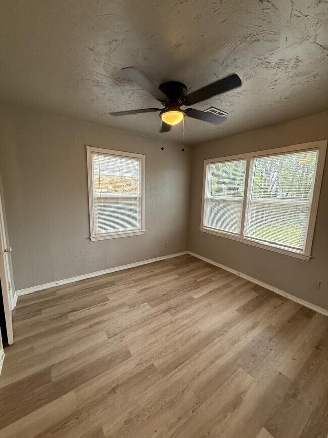 Foto del edificio - Available NOW! 2 Bed Plus Bonus Room 1 Bat...