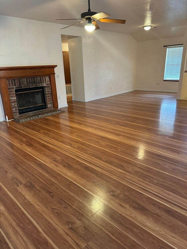 Building Photo - 3 bed/2 bath in Yukon