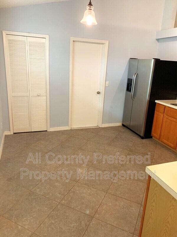 Building Photo - 851 Tiffany Pl