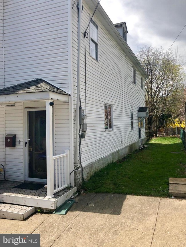Building Photo - 914 N Vine St