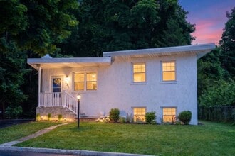 Building Photo - 221 Lakeview Dr