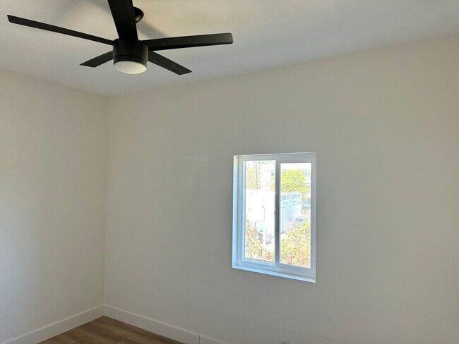 Foto del edificio - 4 Bed 2 Bath in Echo Park with Back Patio