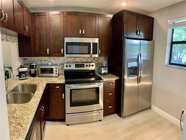 Foto del edificio - 15705 W Waterside Cir