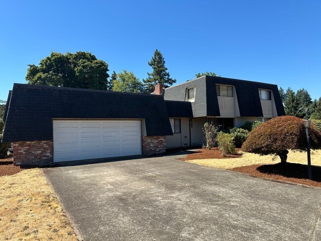 Building Photo - Large 3 bedroom 2.5 bath duplex with a gar...
