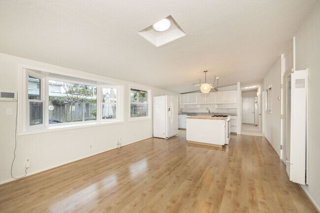 Building Photo - Lovingly Maintained 4 Bed, 2 Bath Home in ...