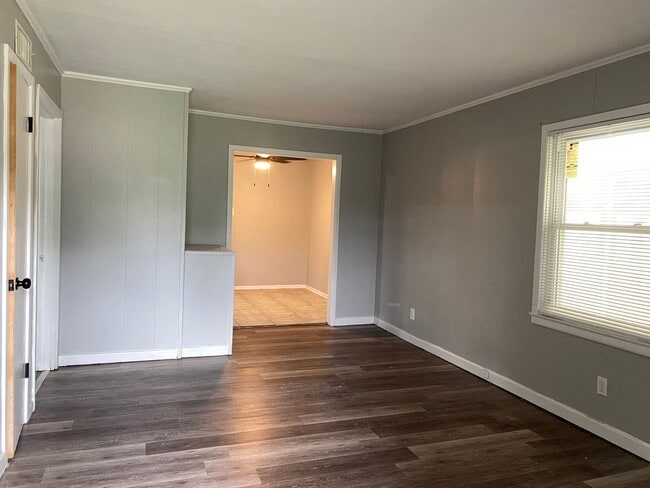 Building Photo - 3 bed, 1 bath, carport