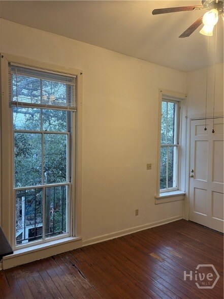 Foto del edificio - 219 E Taylor St