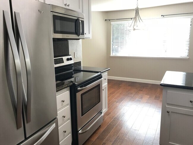 Foto del edificio - 5095 Valley Crest Dr