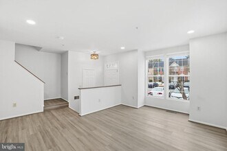 Building Photo - 10718 Kitchener Ct