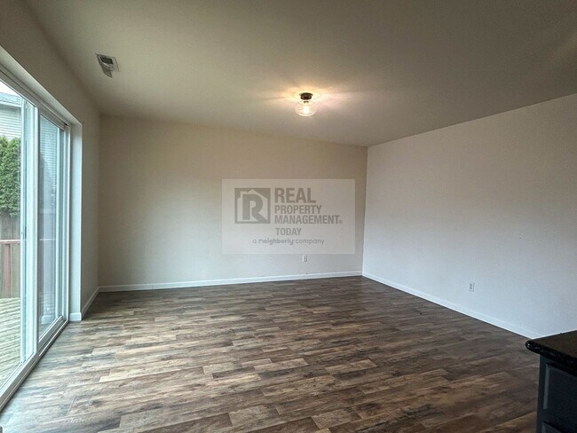 Building Photo - Spacious and Inviting 4 bed 2.5 Bath in Pu...
