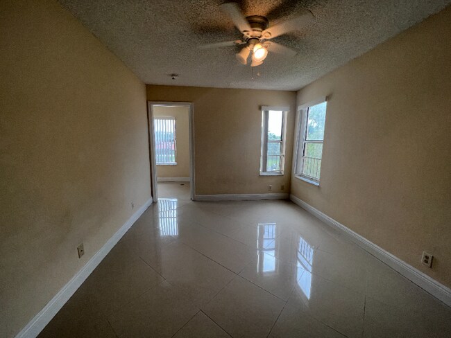 Foto del edificio - 3370 Pinewalk Dr N