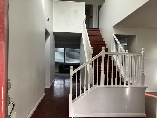 Building Photo - Large Indio Residence - 6 Beds / 3 Baths, ...