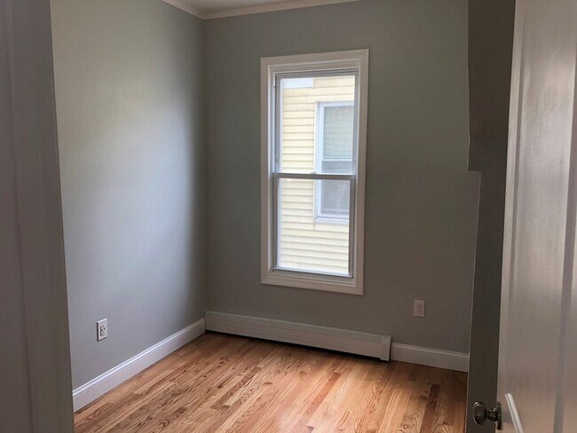 Building Photo - 17 Cross St