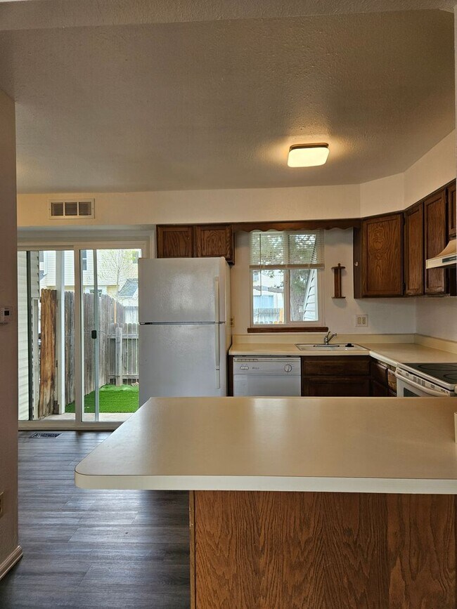 Foto del edificio - Adorable Loft Style One Bedroom Condo Steps from Buckley AFB