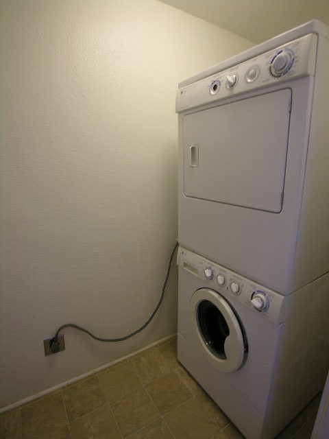 Building Photo - 2 bed 1 bath House Available Now!