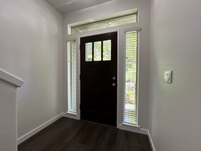 Building Photo - Beautifully Updated Bethany Townhome with Private Backyard and Modern Finishes