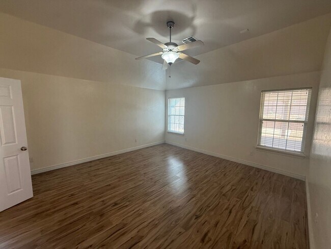 Building Photo - 3 bed, 2 living area, 2.5 baths with storm shelter gazebo!  This home has everything you need, ca...