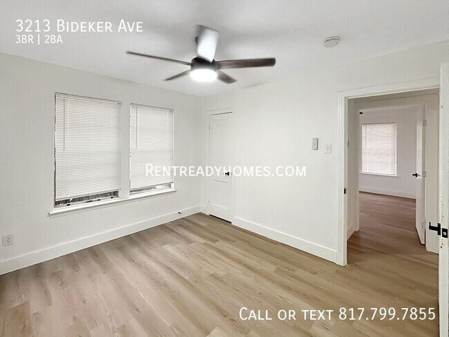 Foto del edificio - 3213 Bideker Ave