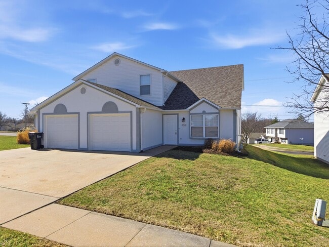 Building Photo - 3509 La Mesa Dr