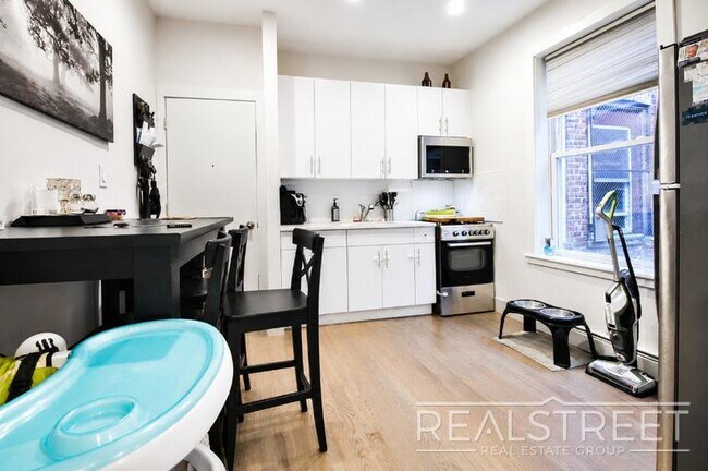 Foto del edificio - Renovated Spacious 2 BR in Bushwick