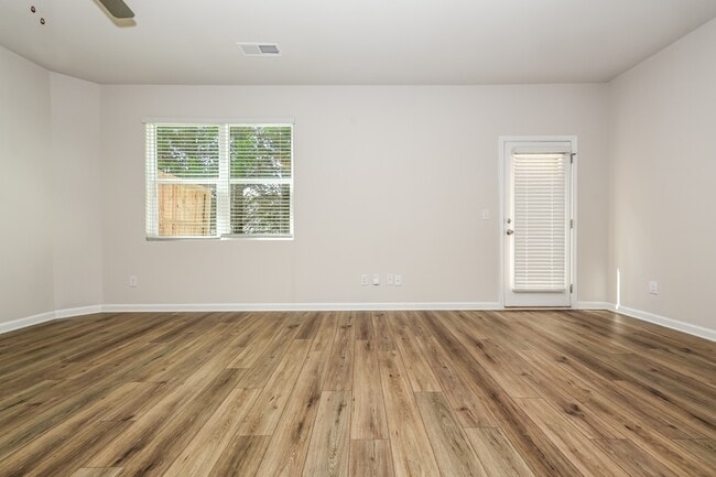 Building Photo - 3573 Saratoga Cir