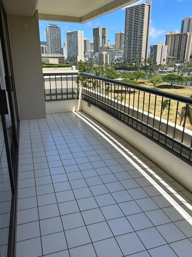 Building Photo - 2333 Kapiolani Blvd