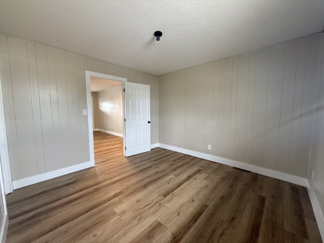 Building Photo - Renovated 1-bedroom, 1-bath apartment feat...