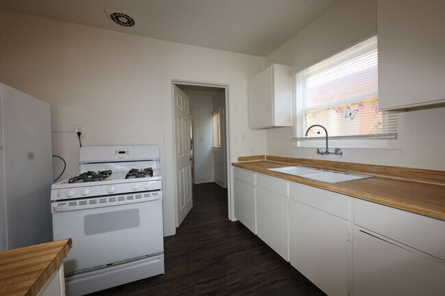 Building Photo - Glenn Duplex