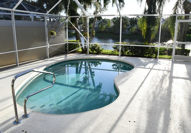 Foto del edificio - 327 Salinas Dr