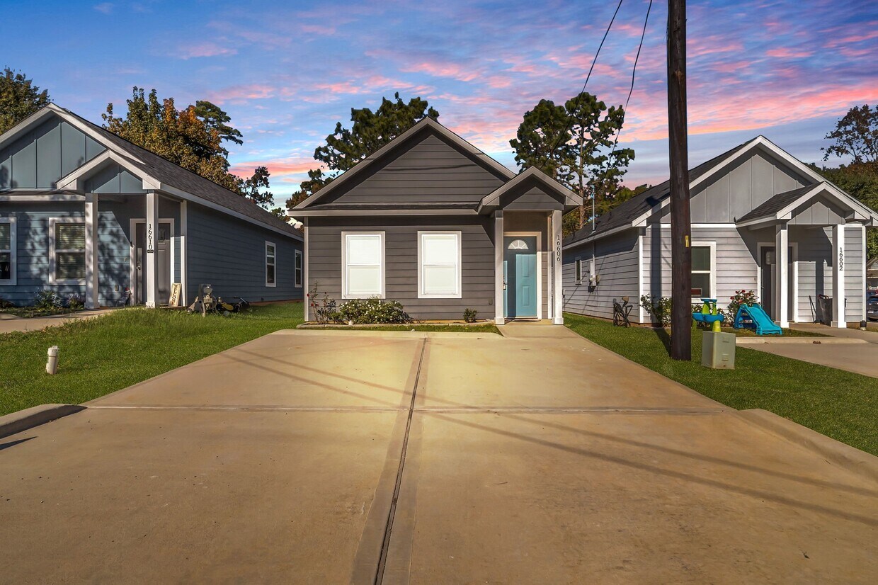 Foto del edificio - 16606 E Forrestal St